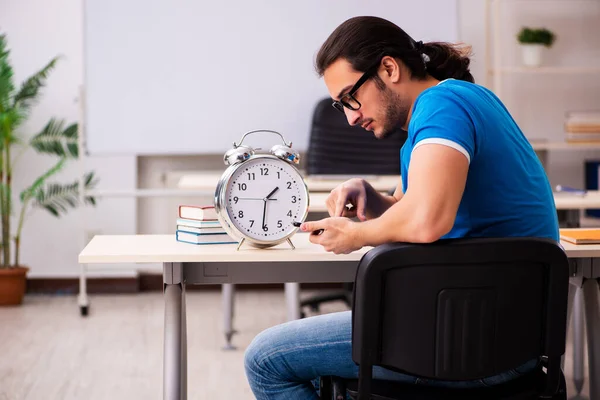 Giovane studente maschio nel concetto di gestione del tempo — Foto Stock