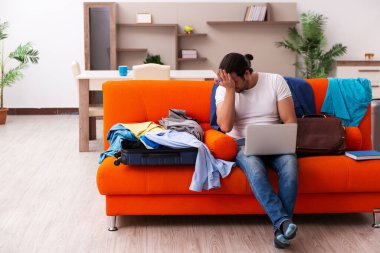 Genç öğrenci eve gitmek için hazırlanıyor.