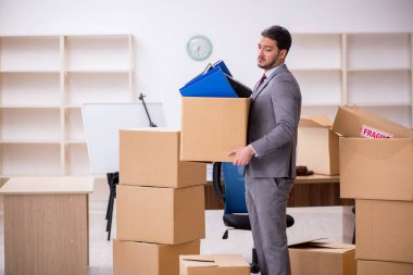 Taşınma konseptinde çalışan genç bir erkek.