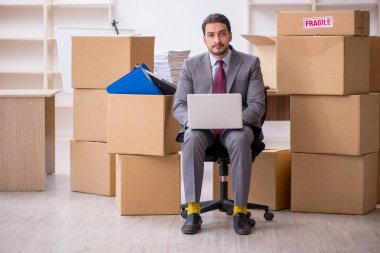 Taşınma konseptinde çalışan genç bir erkek.