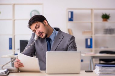 Ofiste çalışan genç bir erkek.