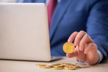 Genç adam şifreleme konseptiyle internet üzerinden para kazanıyor.