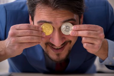 Genç adam şifreleme konseptiyle internet üzerinden para kazanıyor.