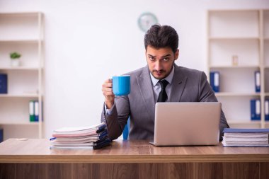 Genç işadamı işyerinde mola veriyor.