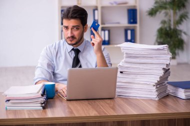 Genç işadamı ofisteki aşırı işten memnun değil.