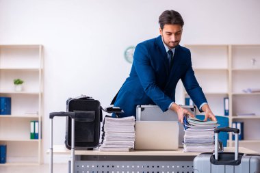 Genç erkek çalışan iş gezisine hazırlanıyor.