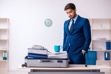 Genç erkek çalışan iş gezisine hazırlanıyor.