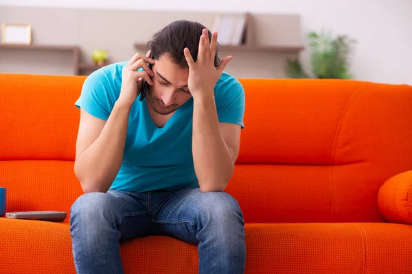 Junge männliche Studenten sitzen während Pandemie im Haus — Stockfoto