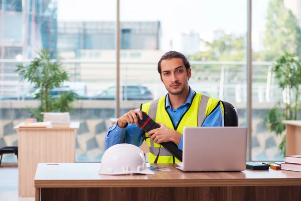 Ung manlig arkitekt som arbetar på kontoret — Stockfoto