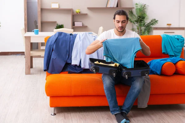 Jeune homme étudiant se préparant pour le voyage à la maison — Photo