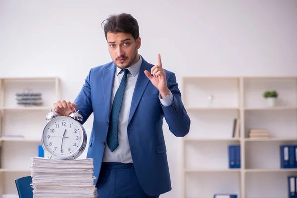 Fiatal férfi alkalmazott időgazdálkodás koncepció az irodában — Stock Fotó