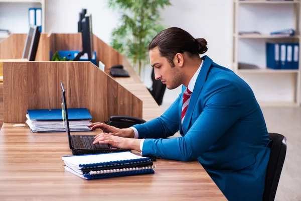 Joven empleado masculino que trabaja en la oficina — Foto de Stock