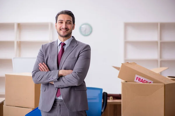 Junge männliche Mitarbeiter im Umzugskonzept — Stockfoto