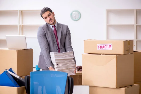 Junge männliche Mitarbeiter im Umzugskonzept — Stockfoto