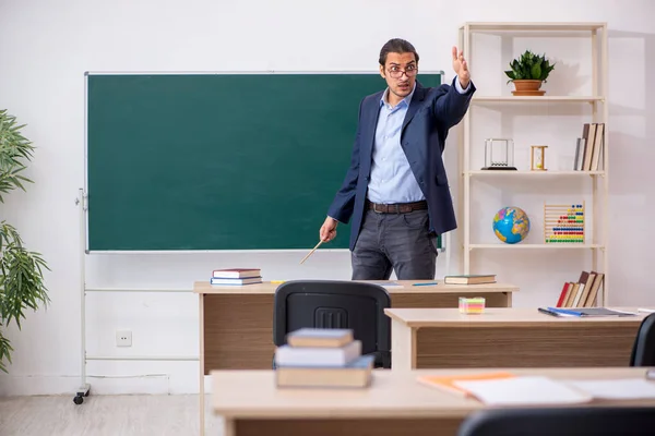 Joven profesor masculino delante de la pizarra verde — Foto de Stock