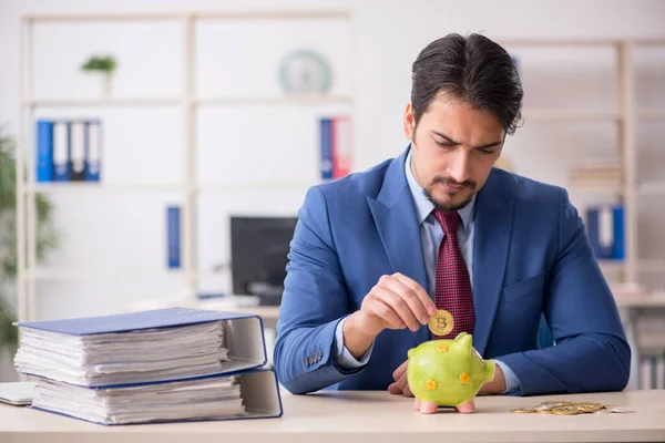 Junger Mann verdient im Rentenkonzept Geld über das Internet — Stockfoto