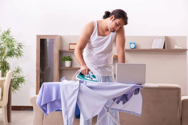 Joven empleado planchado en la mañana — Foto de Stock