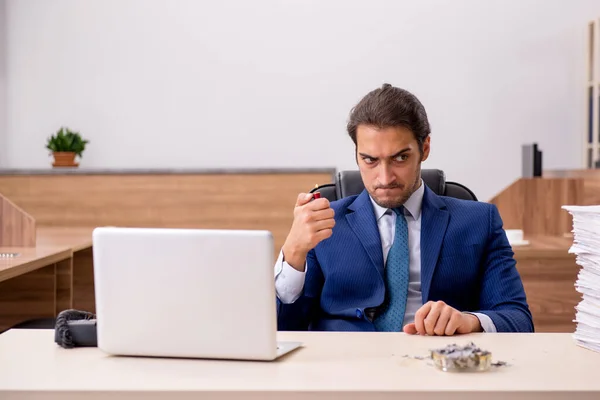 Junge männliche Angestellte verbrennt Papiere im Büro — Stockfoto