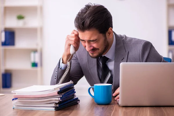 Junge kaufmännische Angestellte im Büro — Stockfoto