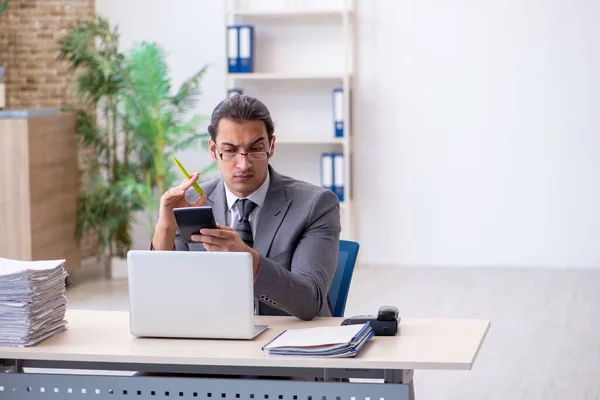 Junge männliche Buchhalterin kalkuliert Ausgaben — Stockfoto