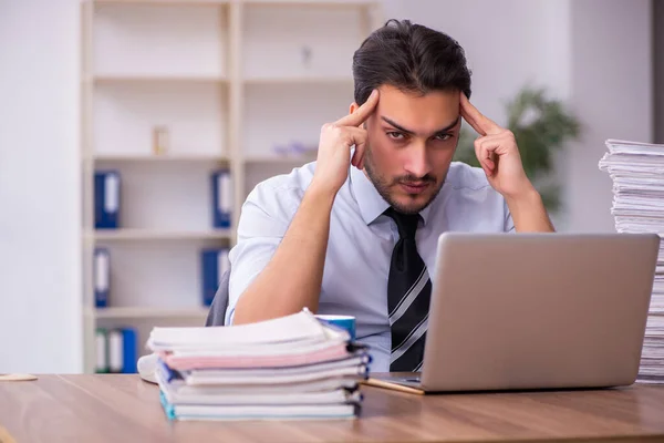 Giovane imprenditore dipendente infelice con il lavoro eccessivo in ufficio — Foto Stock