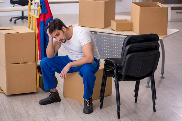 Jovem empreiteiro masculino em conceito de movimento no local de trabalho — Fotografia de Stock