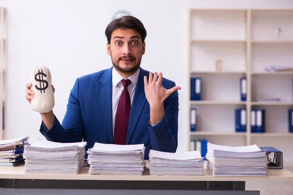 Giovane imprenditore dipendente nel concetto di retribuzione — Foto Stock