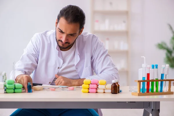 Jóvenes hombres químicos probando jabón en el laboratorio —  Fotos de Stock