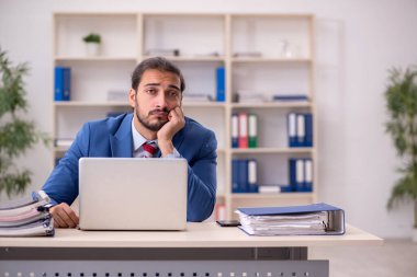 Ofiste çalışan genç bir erkek.