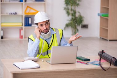 Genç boyun yaralı erkek mimar güvenlik kavramında