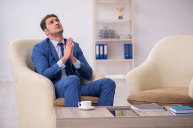 Genç erkek çalışan iş görüşmesini bekliyor.