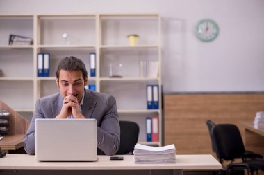 Ofiste çalışan genç bir erkek.