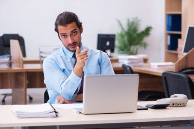 Ofiste çalışan genç bir erkek.