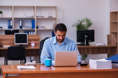 Ofiste çalışan genç bir erkek.