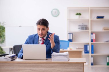 Ofiste çalışan çekici bir genç.