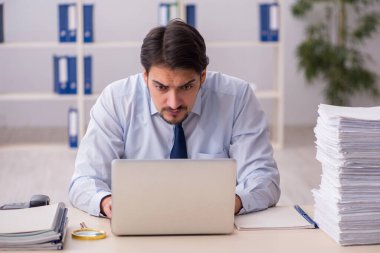 Genç işadamı aşırı çalışmaktan memnun değil.