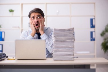 Genç işadamı aşırı çalışmaktan memnun değil.