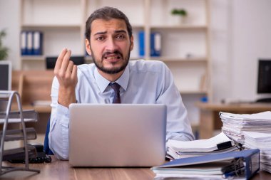 Genç işadamı aşırı çalışmaktan memnun değil.