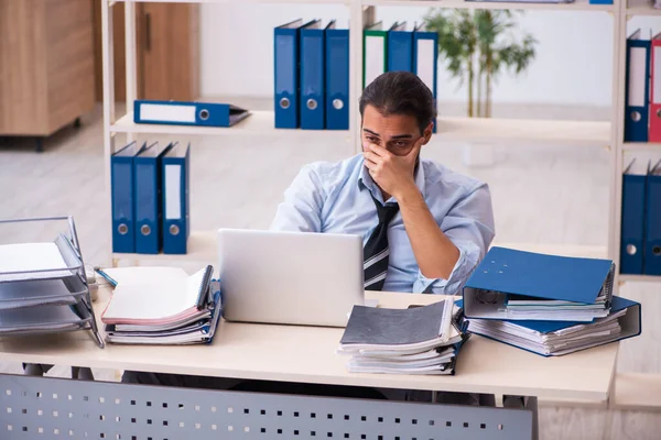 Jeune employé masculin mécontent du travail excessif au bureau — Photo