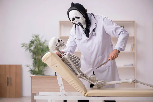 Médico diablo examinando paciente esqueleto —  Fotos de Stock