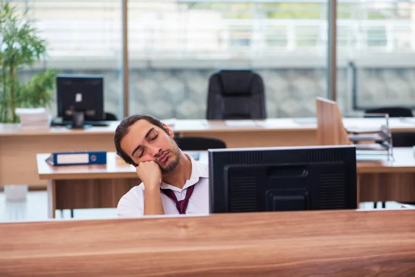 Giovane dipendente maschile e troppi lavorano in ufficio — Foto Stock