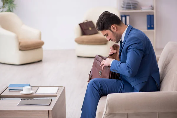 Young businessman employee waiting for business meeting — Stock Photo, Image