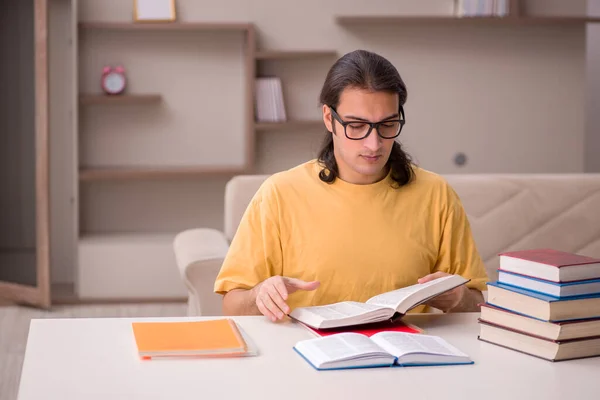 Jovem estudante do sexo masculino se preparando para exames em casa — Fotografia de Stock