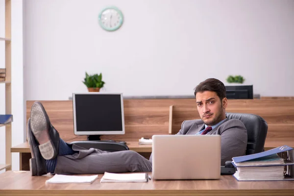 Empleado joven empresario que trabaja en la oficina — Foto de Stock