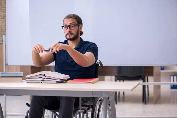 Jonge gehandicapte mannelijke student in de klas — Stockfoto