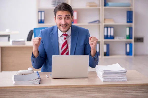 Junge attraktive Mitarbeiter im Büro — Stockfoto