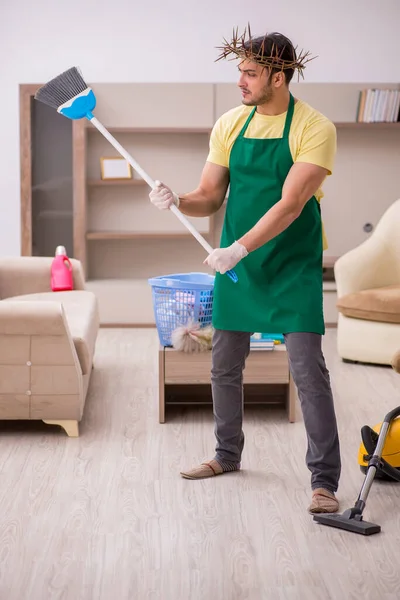 Junger Bauunternehmer trägt stacheligen Kranz auf dem Kopf — Stockfoto