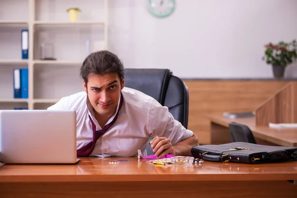 사무실에서 일하는 남성 고용인에게 중독된 청소년 마약 — 스톡 사진