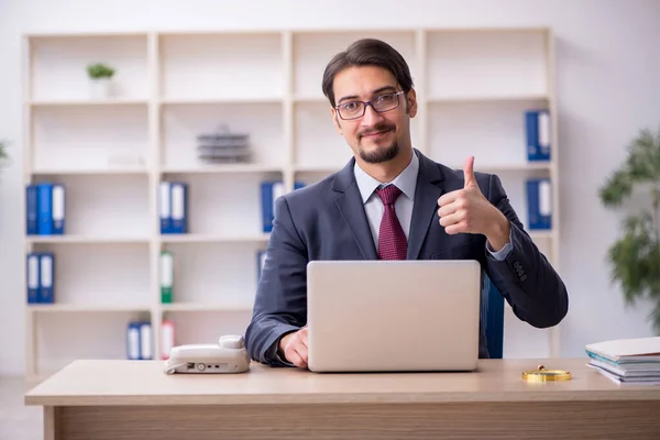 Joven empleado masculino que trabaja en la oficina — Foto de Stock