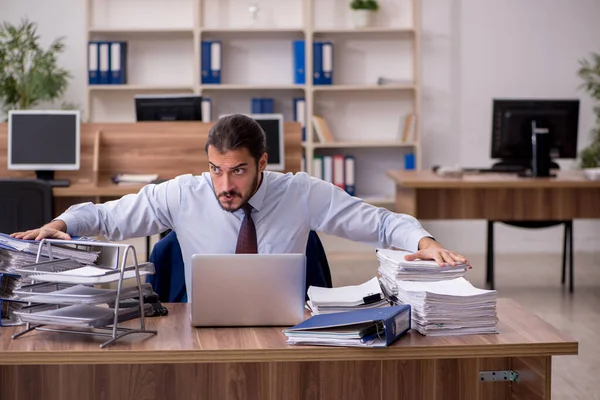 Ung affärsman anställd missnöjd med överdrivet arbete i — Stockfoto